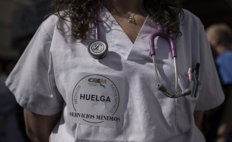 Los médicos de Galicia dicen que es la comunidad que peor los trata y siguen huelga