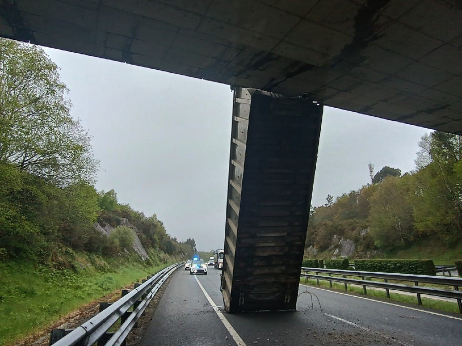 El remolque de un camión queda empotrado contra un puente en la A-6, en Lugo