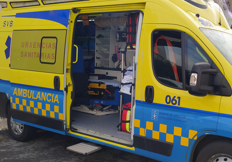 Heridas tres personas, entre ellas un menor de edad, en una colisión entre dos vehículos en Boiro