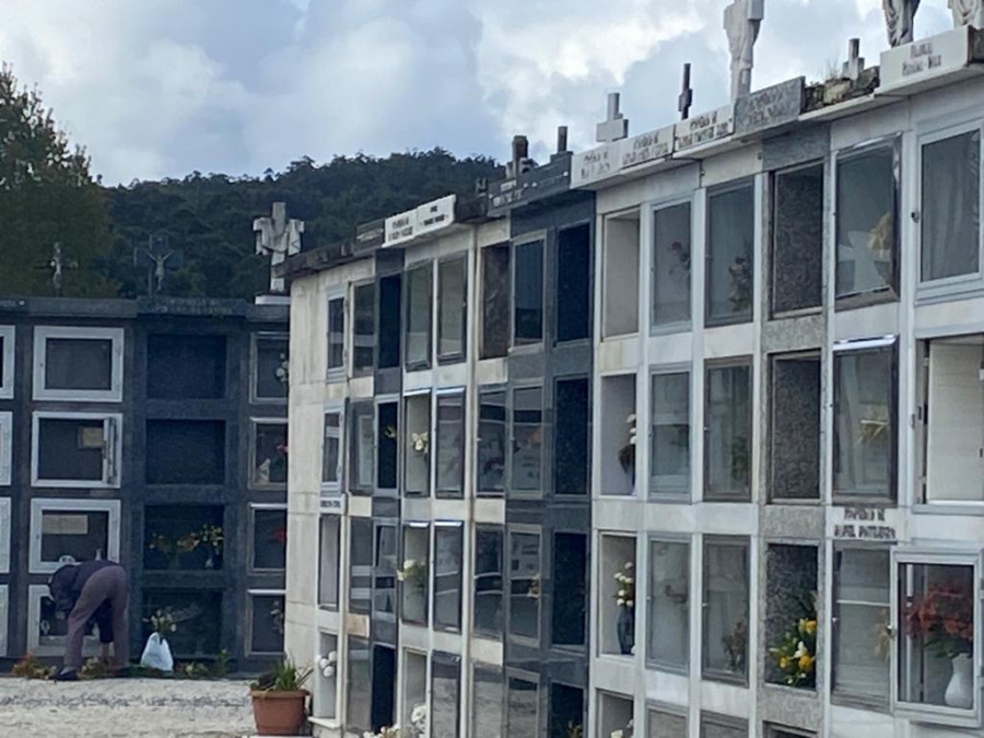 O Grove pone en marcha la segunda fase de reforma de las cubiertas de los nichos del cementerio