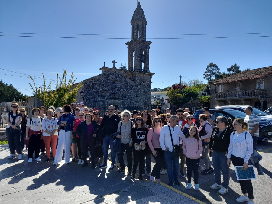 A Pobra caminó con guía por una ruta de monumentos y sitios vinculados a Valle-Inclán