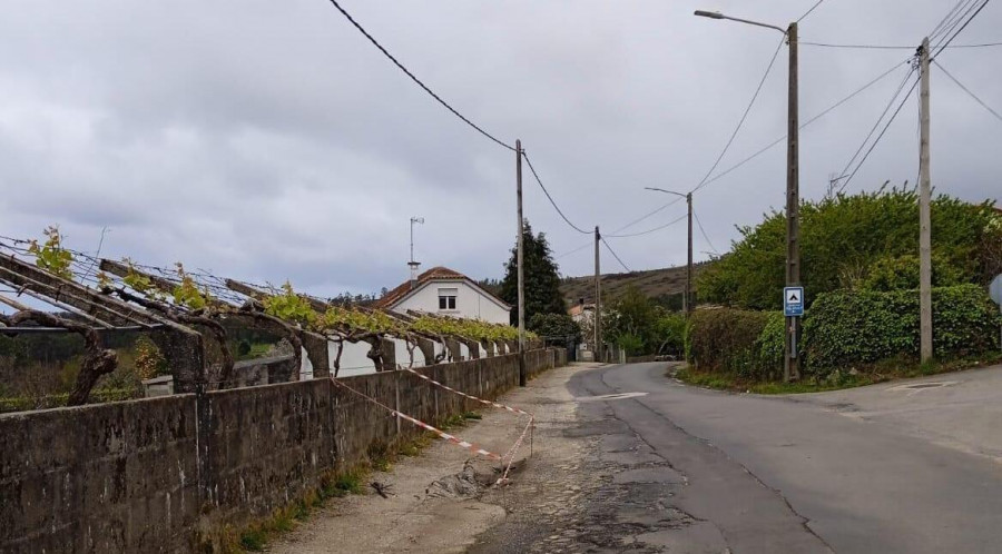 El BNG de Ribeira denuncia el mal estado de la carretera que trascurre por Os Muíños