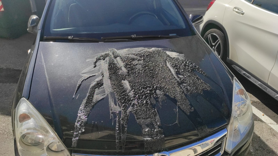 Nuevo ataque a coches en Cambados, esta vez con líquido corrosivo en capós