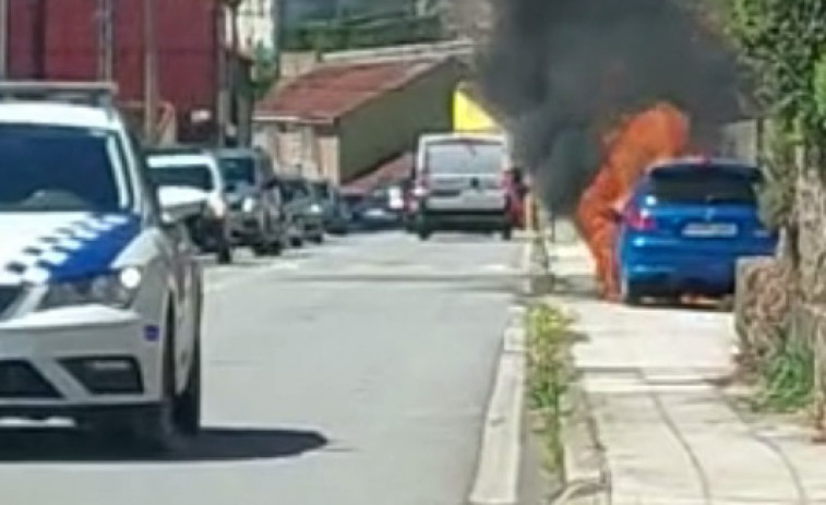 Un coche que circulaba por la carretera AC-305 sufre un incendio a la altura de A Pobra