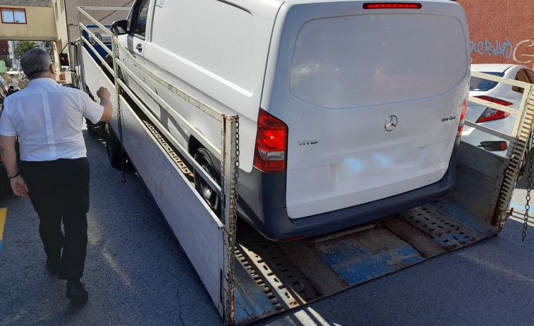 Gardacostas se incauta de una furgoneta que se dio a la fuga en un control en el puerto de Ribeira