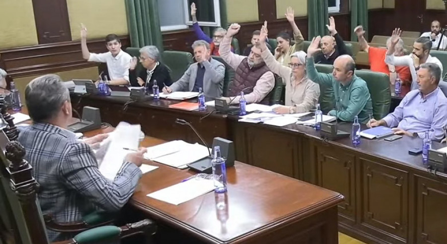La oposición de Ribeira tumba el presupuesto municipal presentado por Ruiz para 2023