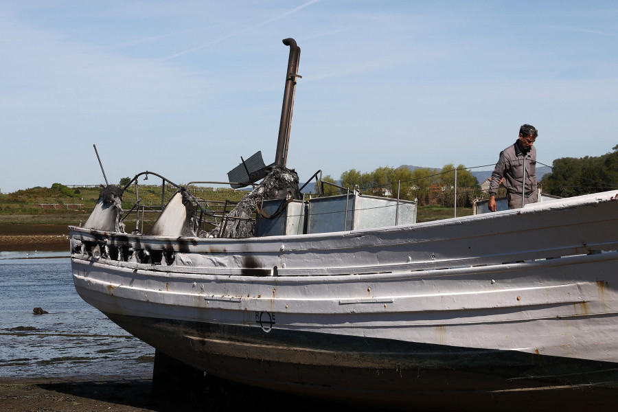 Sofocan un incendio en dos barcos atracados para su reparación en un astillero de Castrelo