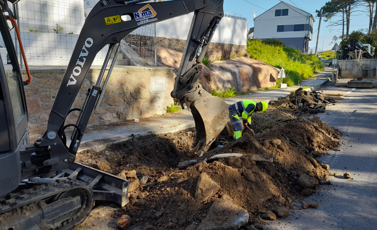 Unos 900 vecinos de Castiñeiras y Aguiño se quedan sin agua tras otra avería en la red en A Ameixida, en Ribeira