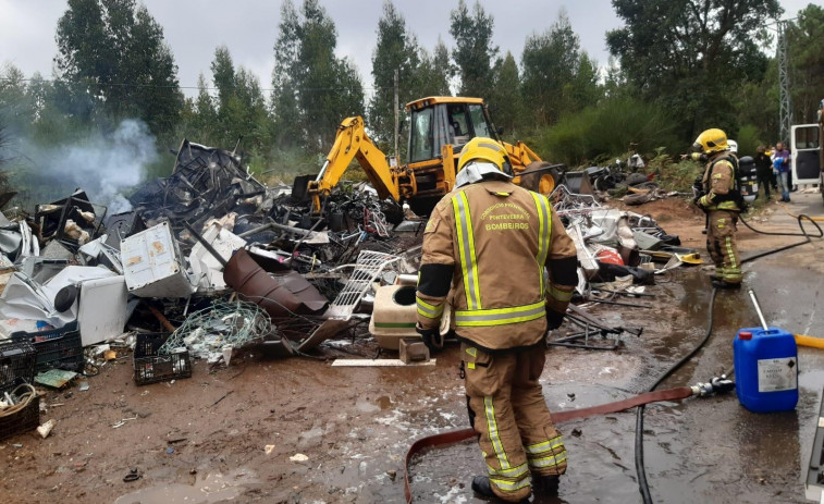 La falta de Bomberos obliga a cubrir un incendio en Cesures con el GES de Padrón