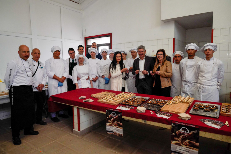 Vecinos y vendedores de la Praza de Abastos de Cambados disfrutan de más de 800 tapas del “Degusta Europa”