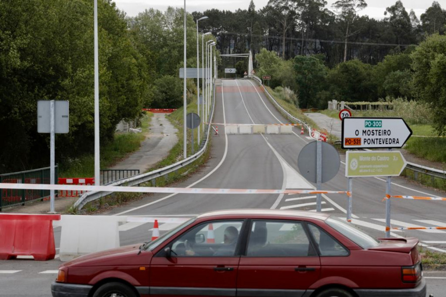 Reabren uno de los viales cortados tras el colapso del puente en Pontearnelas