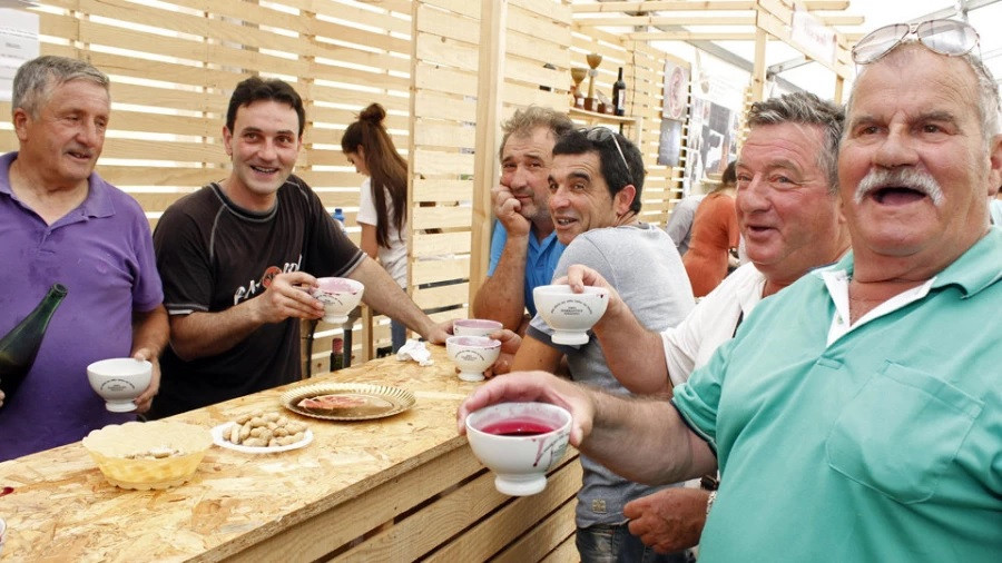 Ribadumia lanza una oferta laboral para trabajar en la Festa do Tinto
