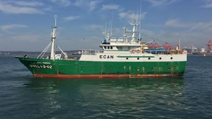 Remolcado a Ribeira el pesquero Coyo Tercero tras quedar a la deriva por un problema en las máquinas