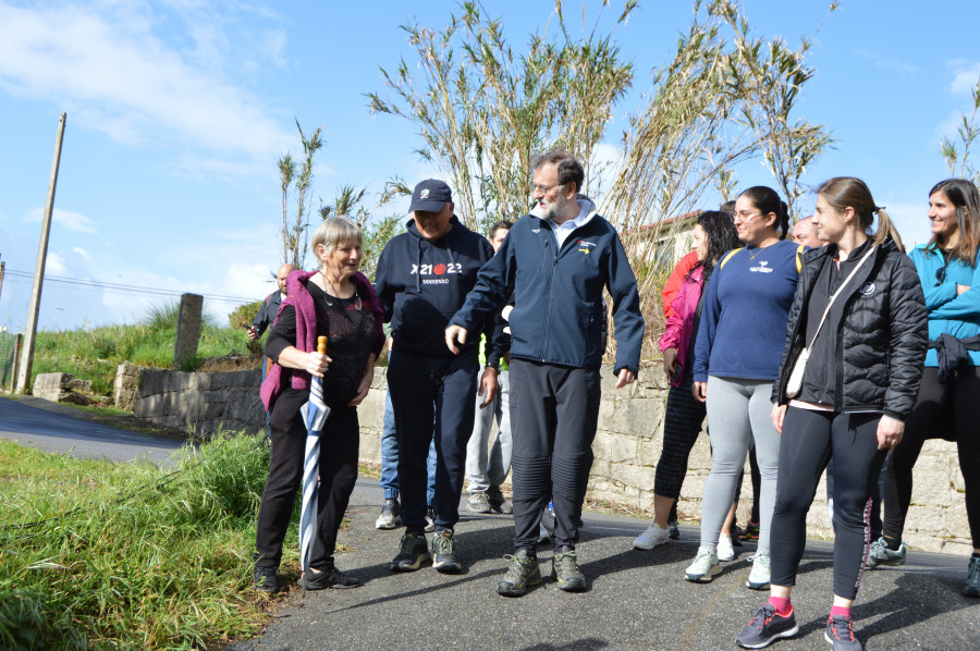 Mariano Rajoy avala la candidatura de Telmo Martín durante su caminata por la nueva senda del río Dorrón