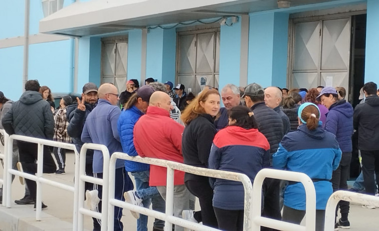 Las mariscadoras de a pie de Cabo de Cruz se concentran ante la cofradía para pedir soluciones ante los furtivos