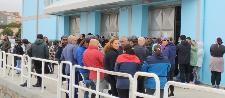 Las mariscadoras de a pie de Cabo de Cruz se concentran ante la cofradía para pedir soluciones ante los furtivos