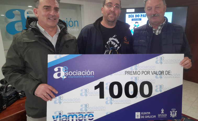 La Asociación de Empresarios de Ribeira sortea un vale de 1.000 euros por la campaña del Día da Nai