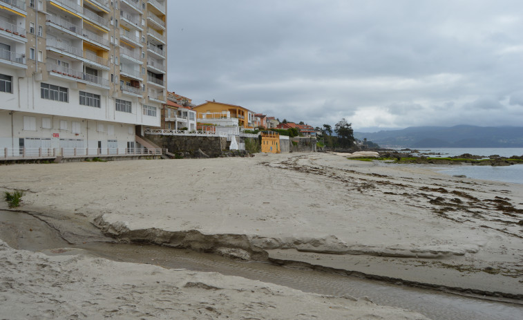 Las playas de A Carabuxeira y Lavapanos recuperan su perfil con la redistribución de arena