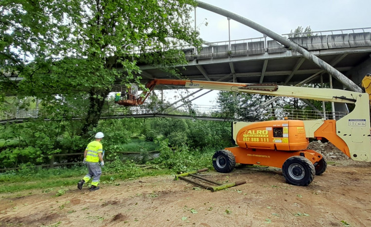 La Xunta inicia las labores para apuntalar el puente colapsado en Pontearnelas