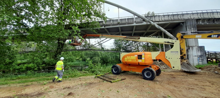 La Xunta inicia las labores para apuntalar el puente colapsado en Pontearnelas