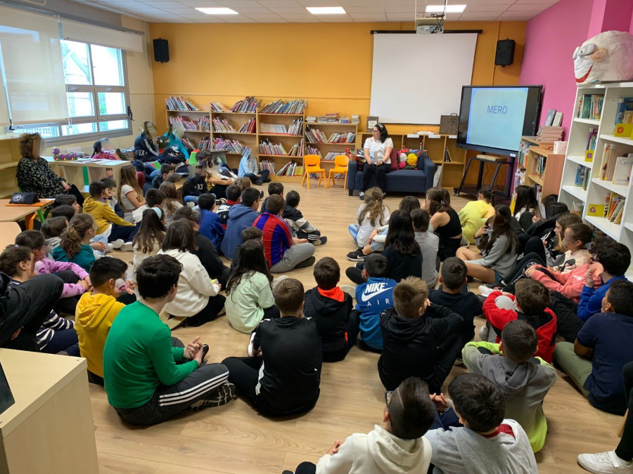 El CEIP de Palmeira acoge la presentación del libro "A Tiempo" de la exalumna Ana María García López