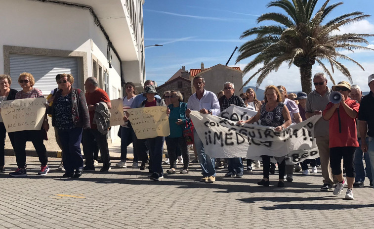 Los vecinos de Corrubedo no cesan en su lucha por conseguir un médico a tiempo completo