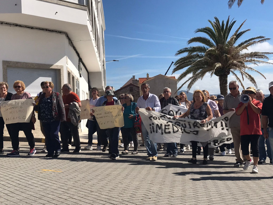 Los vecinos de Corrubedo no cesan en su lucha por conseguir un médico a tiempo completo