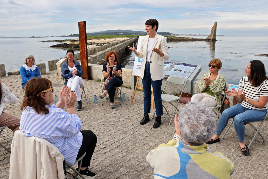 La portavoz nacional del BNG presenta sus propuestas a las mujeres del mar de Cambados