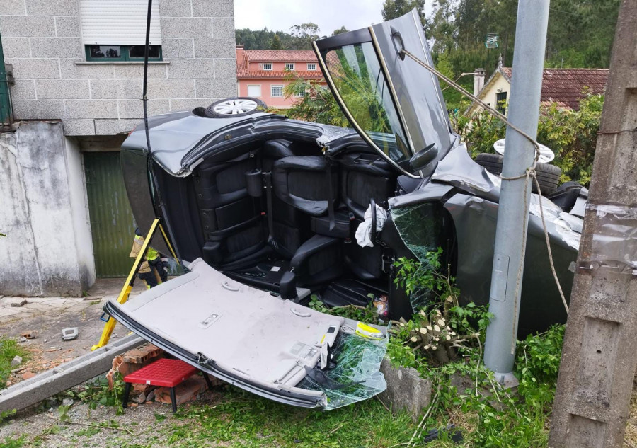 Dos atrapados en un accidente grave en Caldas