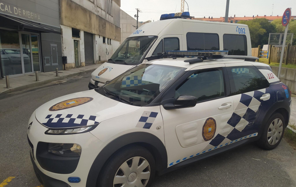 Un hombre resulta herido con un corte en una oreja en una pelea en el casco urbano de Ribeira