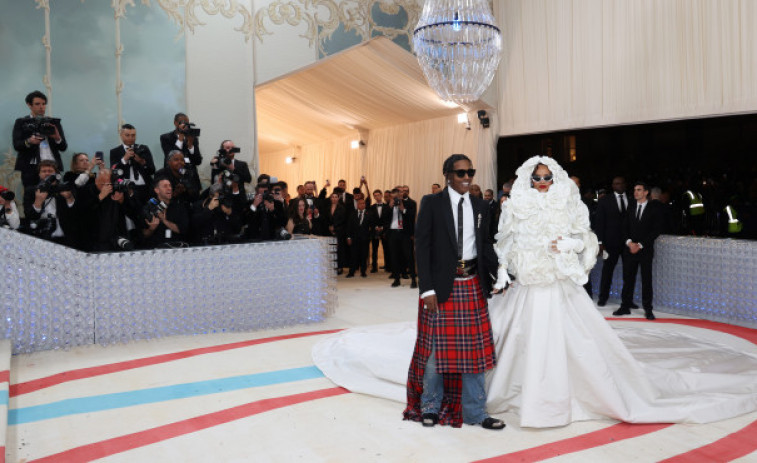 Los famosos recuerdan y emulan a Karl Lagerfeld en una elegante Met Gala