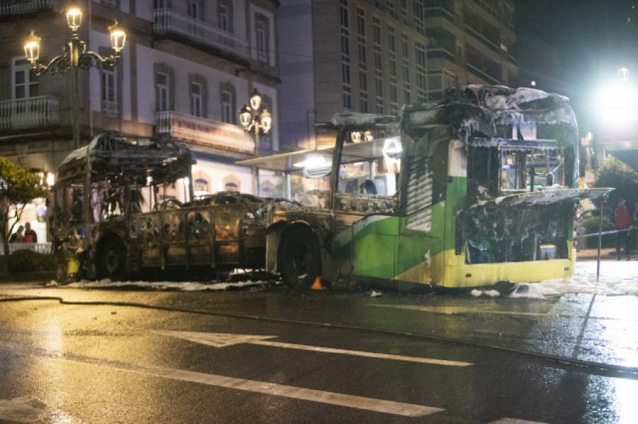 La policía busca pistas en los restos del bus incendiado en Vigo y en grabaciones de cámaras