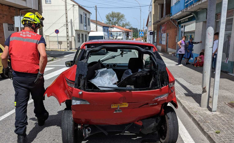 Dos heridos en una colisión entre una furgoneta y un coche sin carné en Ribeira