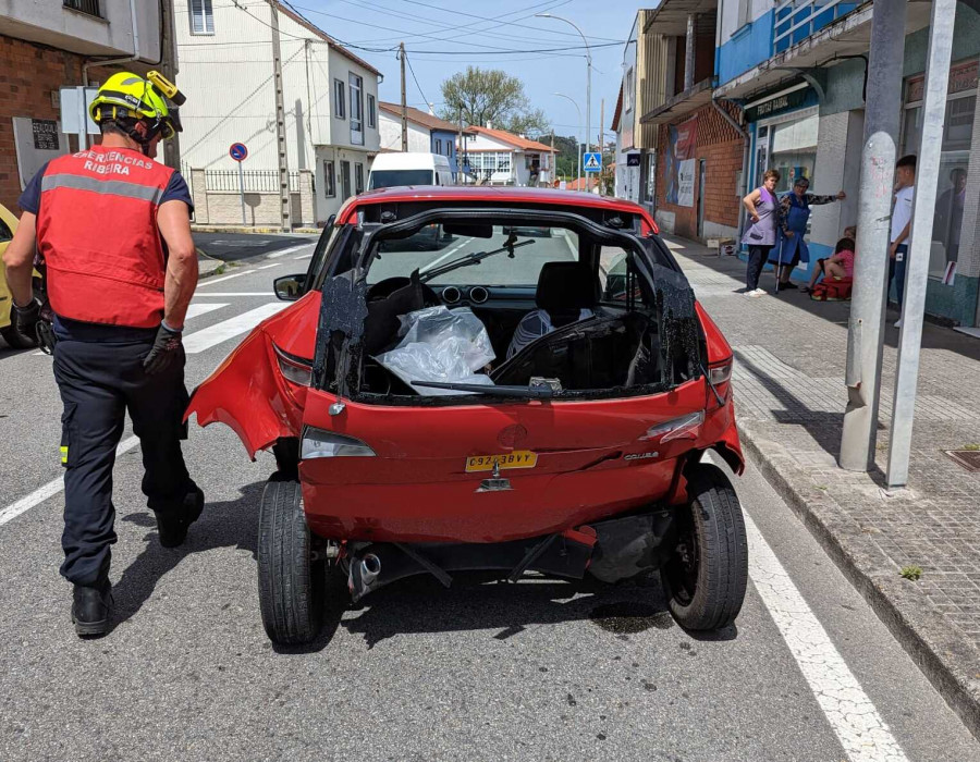 Dos heridos en una colisión entre una furgoneta y un coche sin carné en Ribeira