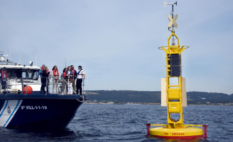 La boya del Observatorio Costeiro de Ribeira incorpora nuevos sensores para conocer las condiciones marinas