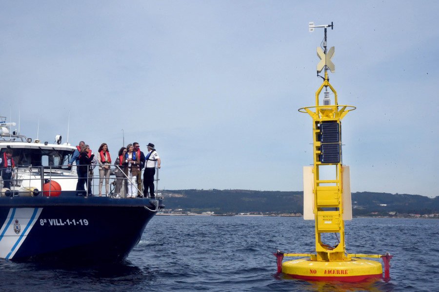 La boya del Observatorio Costeiro de Ribeira incorpora nuevos sensores para conocer las condiciones marinas