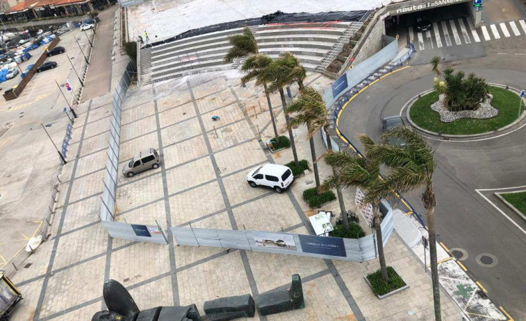 La escultura del Atlante se traslada provisionalmente a la Praza dos Barcos de Sanxenxo