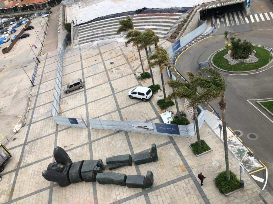 La escultura del Atlante se traslada provisionalmente a la Praza dos Barcos de Sanxenxo