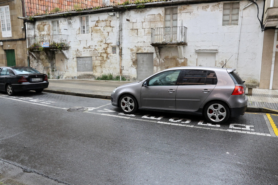 En doble fila y a correr: Así trabajan los repartidores en Vilagarcía