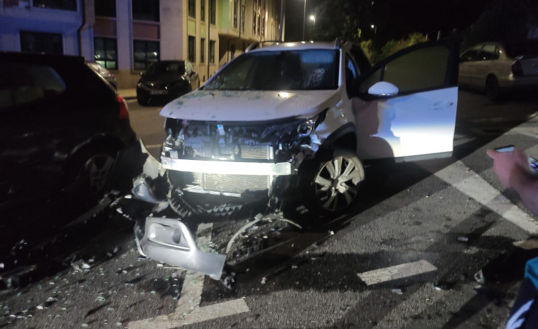 Un conductor choca contra cuatro vehículos aparcados en Ribeira y abandona el lugar