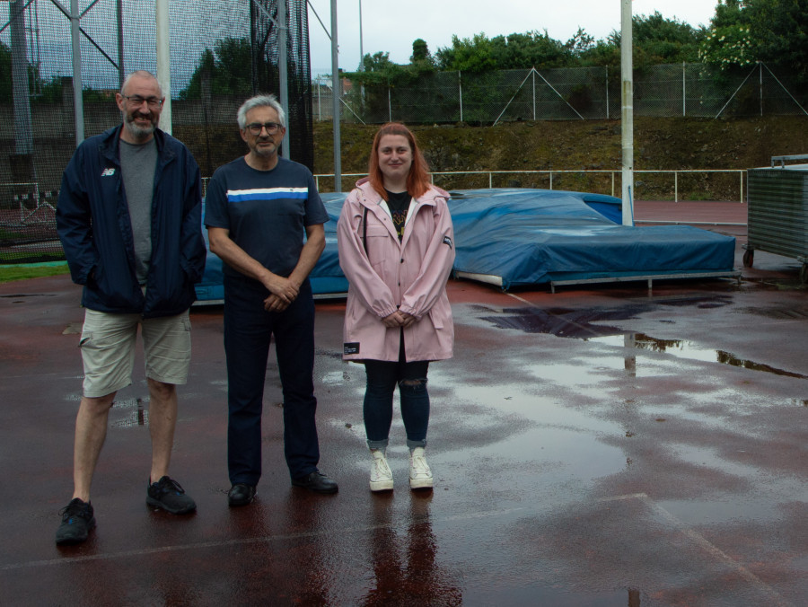 El BNG denuncia el estado de la pista de atletismo de Fontecarmoa