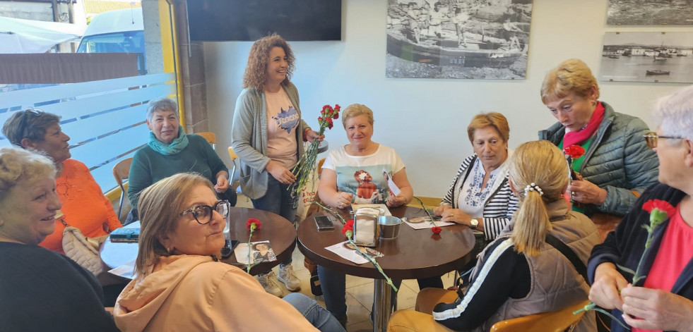 La candidata socialista de Vilanova departe con los vecinos en un reparto de claveles en el mercado