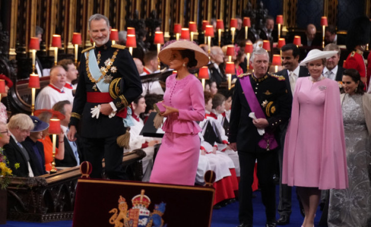 Blanco, azul y rosa, los outfits más vistos en la coronación de Carlos III