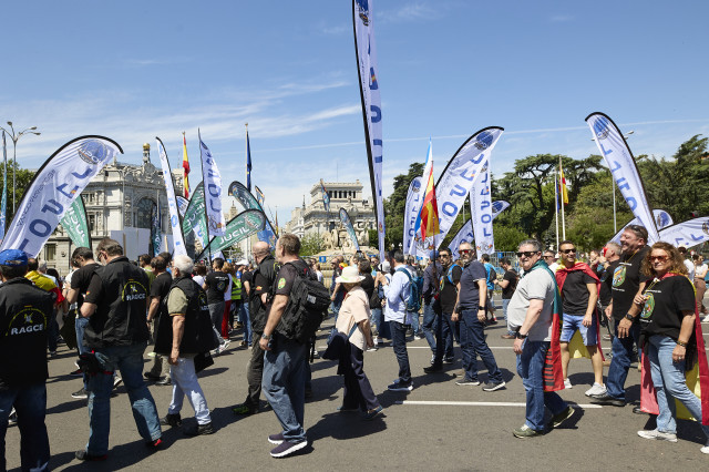 EuropaPress 5176867 grupo personas manifestacion lema porque jubilacion mas importante equiparacion