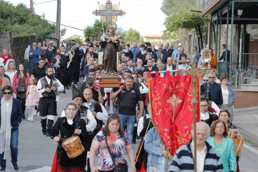 Aires Novos de Castrelo organiza tres días de fiesta para honrar a la patrona Santa Cruz y San Antonio