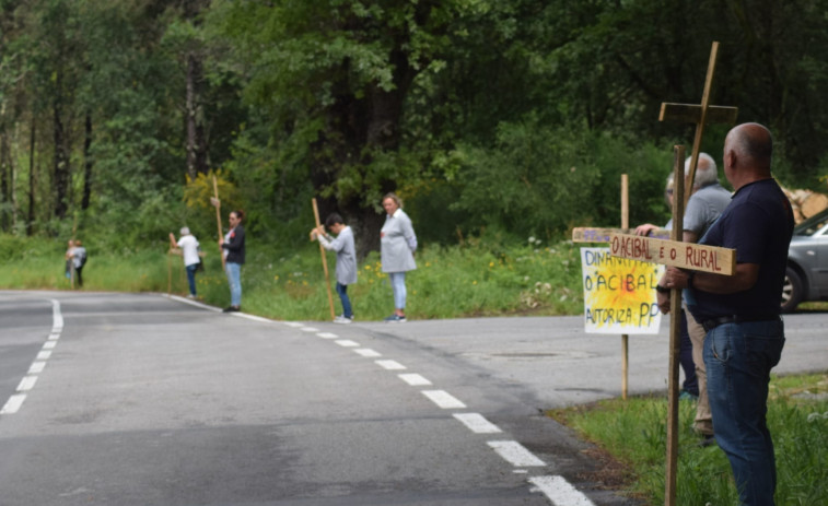 Vecinos de Amil escenifican el “Via Crucis” que les supondrá el futuro parque eólico ya en ejecución