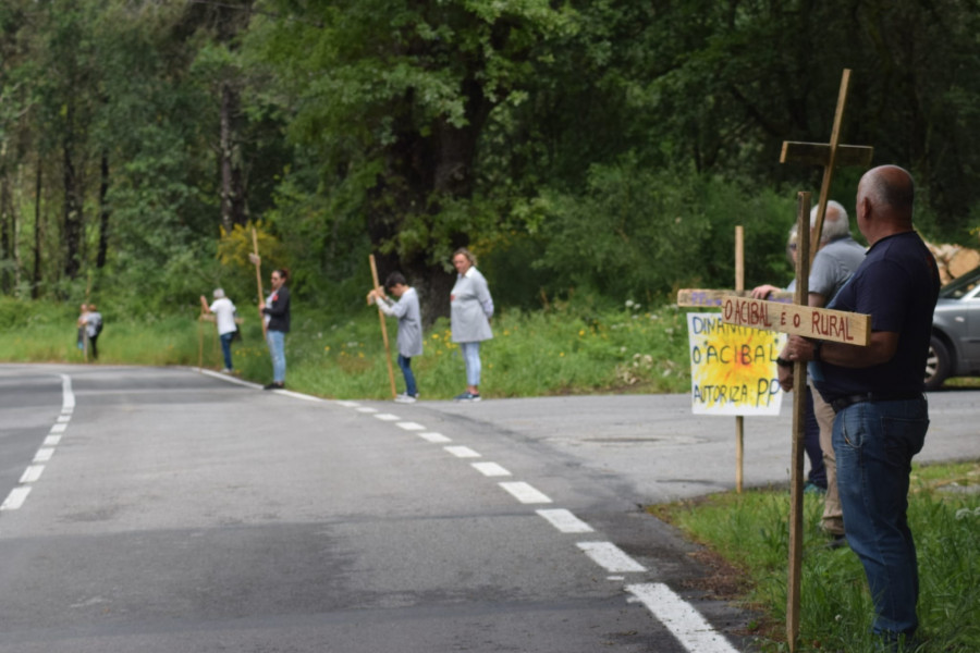 Vecinos de Amil escenifican el “Via Crucis” que les supondrá el futuro parque eólico ya en ejecución