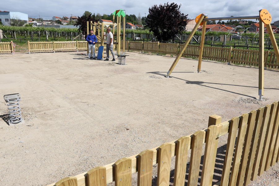 El nuevo y más seguro parque infantil de Vilariño, en Cambados, estará listo esta misma semana