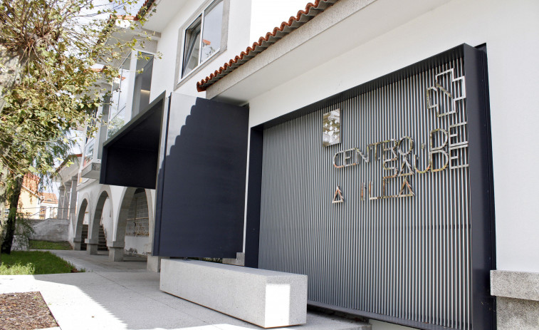 Urgen a la Xunta el cambio de la puerta del centro de salud de A Illa por no ser accesible