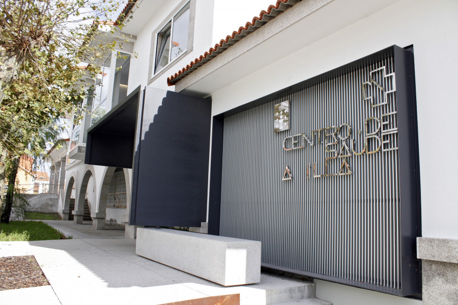 Urgen a la Xunta el cambio de la puerta del centro de salud de A Illa por no ser accesible